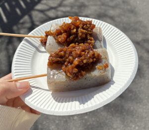 こんにゃくの田楽の写真。筆者の食卓ではこんにゃくがよく食卓にあがる。よく噛んで食べられる食材のひとつ。