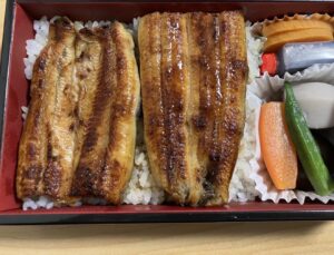 高齢者も好きな方が多い、うな重の写真。柔らかいうなぎの身とごはんにたれがかかっていて食べやすい。