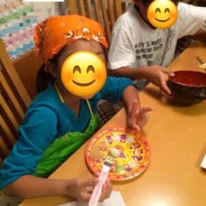 著者の長女が楽しそうに手作りおやつを食べている写真。顔はわからないようにぼかしてあるが、笑顔なのは伝わる写真。食べることを楽しむところから口育は始まります。