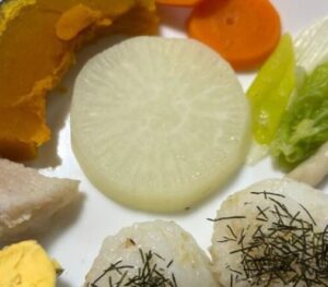 咀嚼力を育てる「あご育て」メニュー。前歯でかじりつくサイズの大きめおにぎり、厚切り大根の煮物、大きくカットした茹でかぼちゃ。