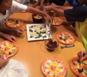 著者の子どもが小学生のころ、手作りおやつを子ども達で作っている写真。自分で作って食べることは食への興味を誘います。