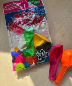 著者が子ども達とよく遊んだゴム風船の写真。口と呼吸力をよく使います。