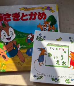 著者の子ども達に読み聞かせをしていた絵本の写真。正しい発音と絵などを見せることで、発音・物の名前など覚えられる。