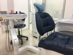著者が勤務している歯科のユニットチェアの写真。読者が歯科受診のイメージができるように子ども目線からの写真です。