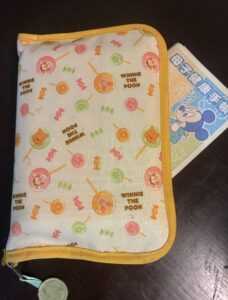 著者の子ども別の母子手帳と受診ポーチの写真。記事にあるように診察券、母子手帳、保険証が入っている分かりやすい写真。