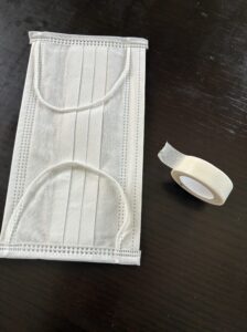マスクと口テープの写真。写真があることで読者がイメージしやすいです。