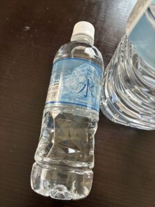水のペットボトルの写真。虫歯予防の観点などから水分補給には水が著者のおすすめです。