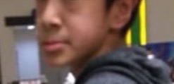 唇をかんでいる著者の子どもの口元の写真。読者に分かりやすく、口元だけが映っている。