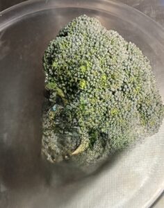 ブロッコリーの生の写真。ブロッコリーのツブツブ感の舌触りがお口の刺激になり、感覚を育てます