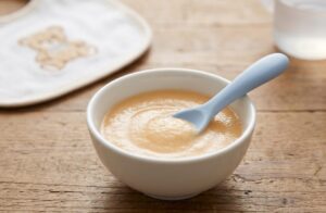 離乳食初期の重湯の写真。均一のドロドロ、水分で形状がわかりやすくなっています。