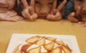 おやつに手作りケーキを著者の子ども3人兄弟で分けて食べる前の写真