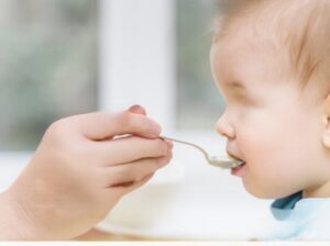 離乳食を乳児に挙げている写真。個人情報のため目はぼかしが入っています。