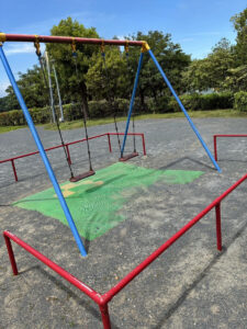 どこの公園にもあるブランコの写真。ブランコも身体のバランスをとりながら遊ぶ遊具の一つ。