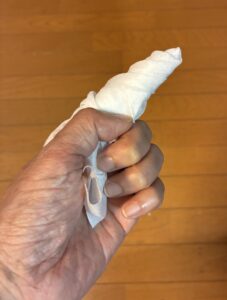 指にガーゼを巻いて、赤ちゃんのお口の掃除をします。巻き付け方のわかりやすい写真。