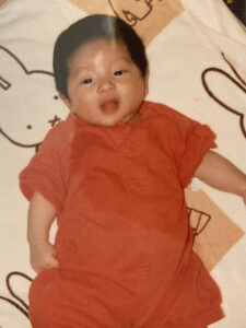 著者の子どもの乳児の頃の写真。小さい口の小さい歯の歯みがきは、不安も多いが著者の記事でしっかりみがけるようになってほしい。