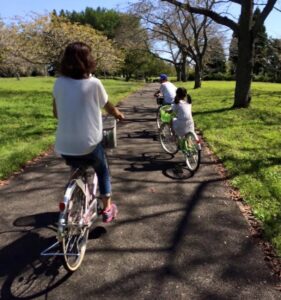 自転車も身体の体幹を鍛えて身体から口を育てることができます。著者と著者の子ども達とサイクリングしている後姿の写真