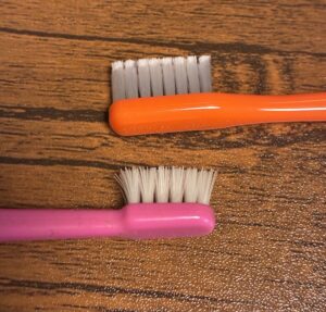 毛先が開いた歯ブラシと新しい歯ブラシの毛先の違いを分かりやすくした写真