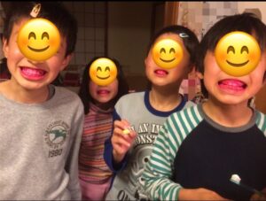著者の子ども達の小学生のお泊り会の夜の様子の写真。歯みがき前に染め出しをして、汚れを分かりやすくしてから歯を磨きました。顔には個人を特定できないようぼかしを加えて処理しています。