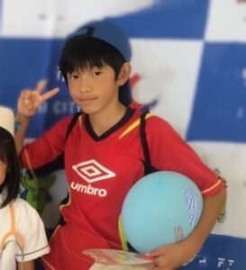 著者の長男が小学生頃の写真。口は閉じて、アデノイドが落ち着いている様子が分かりやすく伝わる表情の写真