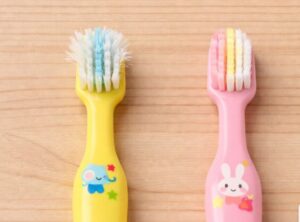 毛先がひらいていると、歯垢除去率は激減します。毛先が開いている歯ブラシと新しい歯ブラシの比較写真