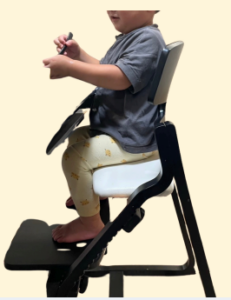 乳幼児期の食事の時に気をつけたいポイント写真。両足は足台にしっかりついている、背もたれに背中をつけ、ひじの高さにテーブルがきている、のがよくわかる写真