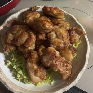 子どもの大好きなから揚げを少し大きめにカットしてよく噛めるように作った筆者の手作りから揚げの写真
