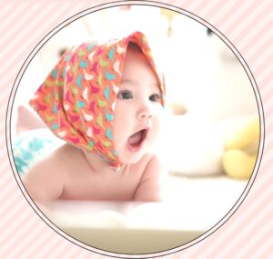 赤ちゃんがハイハイの前のタミータイムで機嫌よくしている写真