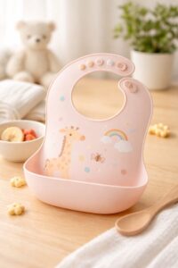 テーブルや床を汚さないとされているポケット付きのシリコンエプロンのイメージ写真