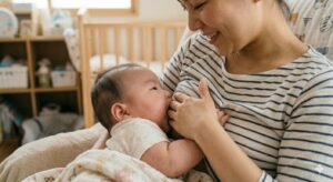 母乳をあげているママと乳児 深飲みの参考になるイメージ写真
